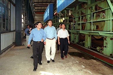 2000年9月19日，时任浙江省委书记张德江一行视察公司