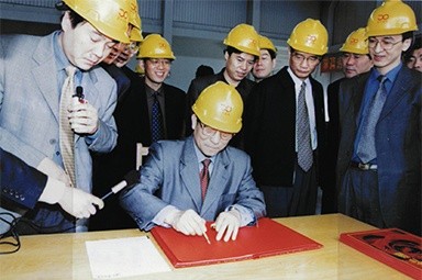 2002年4月3日，时任浙江省省长柴松岳视察佰利乐工业园