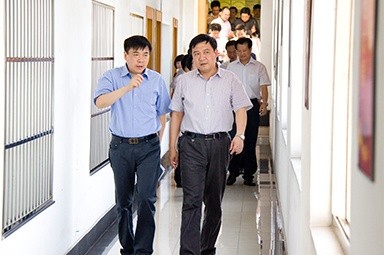 2012年7月5日，时任黄冈市委书记李卫宁一行调研公司党建工作