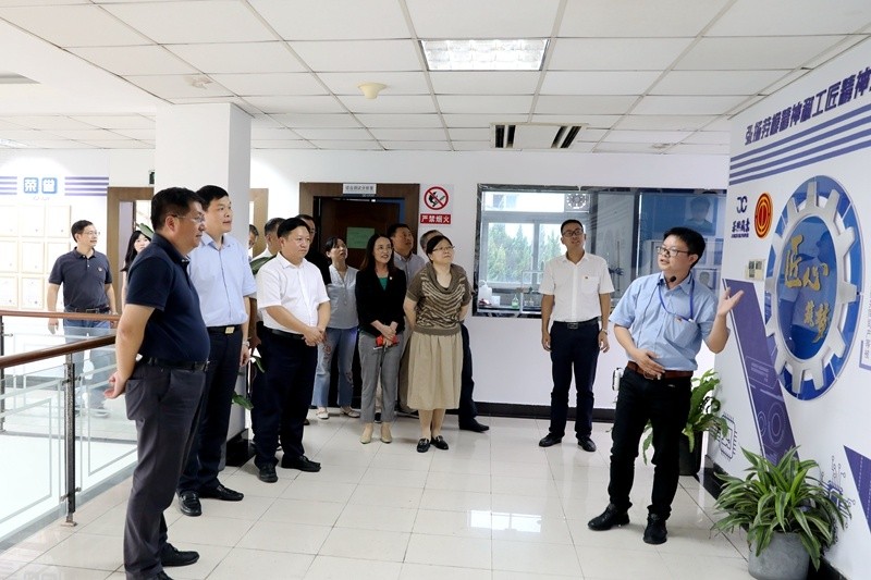 2020年7月29日，时任浙江省政协常委、社法委副主任、省总工会副主席、一级巡视员董建伟光临佰利乐纸业调研新时期工匠造就工作