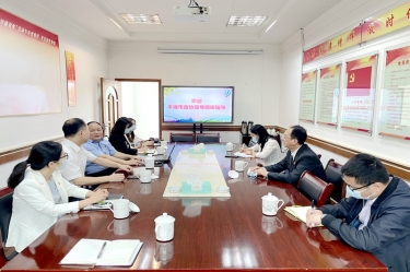 平湖市政协主席何健光临佰利乐纸业全资子公司平湖景包调研走访